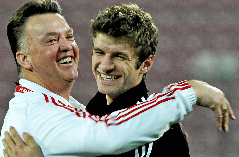 Gewann mit Bayern einmal die Meisterschaft und den DFB-Pokal: Louis van Gaal. Der Holländer holte Thomas Müller (r) aus der Jugendmannschaft zu den Profis.