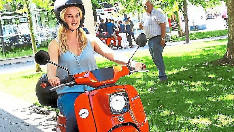 AZ-Reporterin Bettina Funk
auf "ihrem" Emmy-Roller. AZ-Reporterin Bettina Funk
auf "ihrem" Emmy-Roller.
