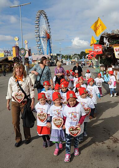 Über 1000 Kinder aus hatten die Wirte und Schausteller am Montag auf die Wiesn eingeladen. Für die Kleinen gab's viel zu sehen und ausprobieren. Die AZ hat die Zwergerl bei ihrem Ausflug begleitet.