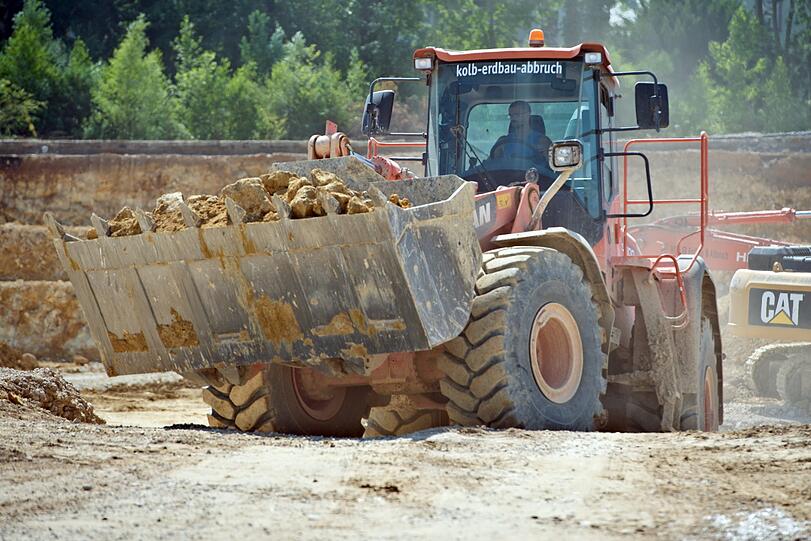 Ein Schaufellader hat beim Rückwärtsfahren einen Arbeiter überrollt und dabei tödlich verletzt. (Symbolbild)