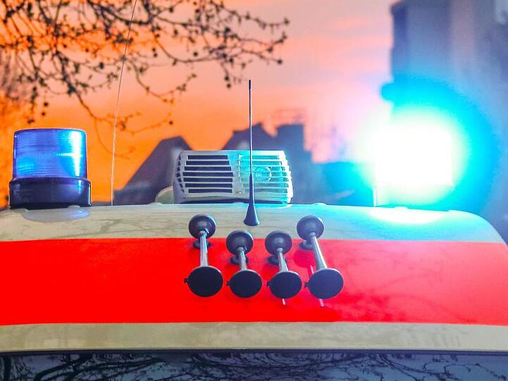 Ein Rettungswagen mit Blaulicht und Signalhorn. Foto: Hannibal Hanschke/dpa/Symbolbild