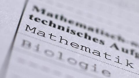 In einem bayerischen Zeugnis der Allgemeinen Hochschulreife (Abiturzeugnis) aus dem Jahr 2015. Foto: Karl-Josef Hildenbrand/Archivbild