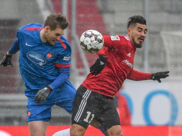 Patrick Mainka von Heidenheim (l) und Darío Lezcano von Ingolstadt kämpfen um den Ball. Foto: Armin Weigel