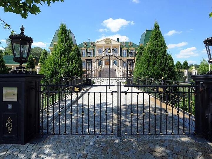 Das sogenannte "Kago-Schloss", Privatschloss des früheren Ofenunternehmers Karl-Heinz Kago. Foto: Armin Weigel/Archiv