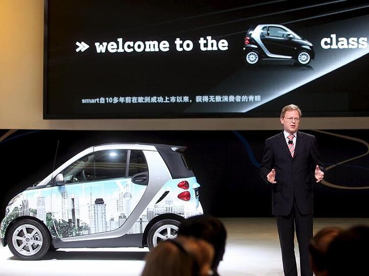 Luxus-Kleinstwagen: Mercedes-Vorstand Klaus Maier präsentiert in Shanghai den Smart Fortwo.