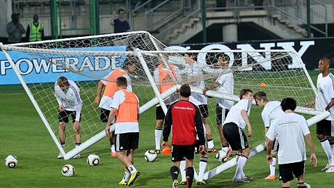 Gemeinsam tragen die Nationalspieler während des Trainings ein Tor.