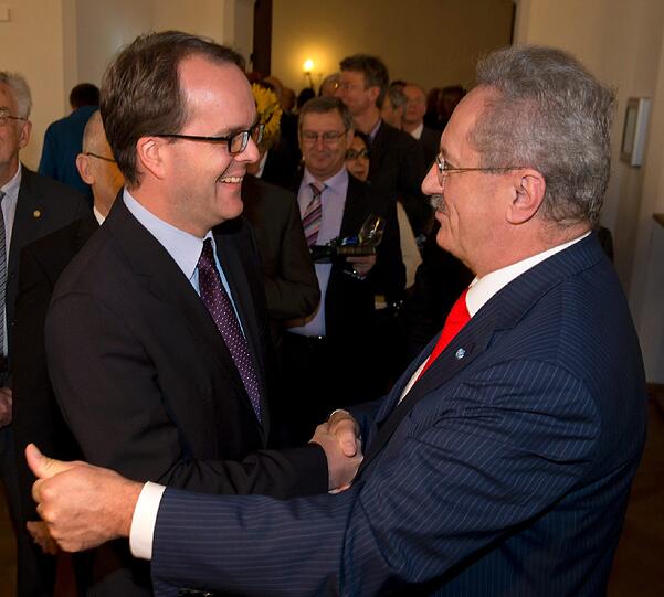 Der Vorsitzende der SPD-Landtagsfraktion, Markus Rinderspacher, gratuliert.