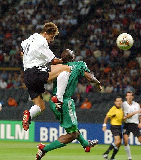 2002: Flanke Ballack, Stirn Klose &ndash; und Tor
Gegen die wuchtige DFB-Elf waren die Saudis völlig überfordert. Nach 26 Minuten traf Klose wieder per Kopfball zum 2:0 (Ende 8:0). Wieder war es Michael Ballack, der von der linken Seite geflankt hatte. Den Klose-Hattrick verhinderte Ballack höchstselbst mit seinem 3:0. Wie? Per Kopf. Logo.