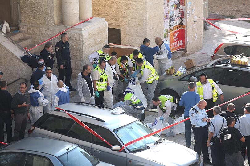 Schrecklicher Anschlag auf eine Synagoge in Jerusalem: Vier Betende sind mit Äxten und Messern getötet worden. Die Bilder...