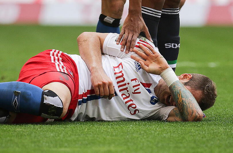 Hamburgs Pierre-Michel Lasogga verletzte sich im Spiel gegen Schalke.