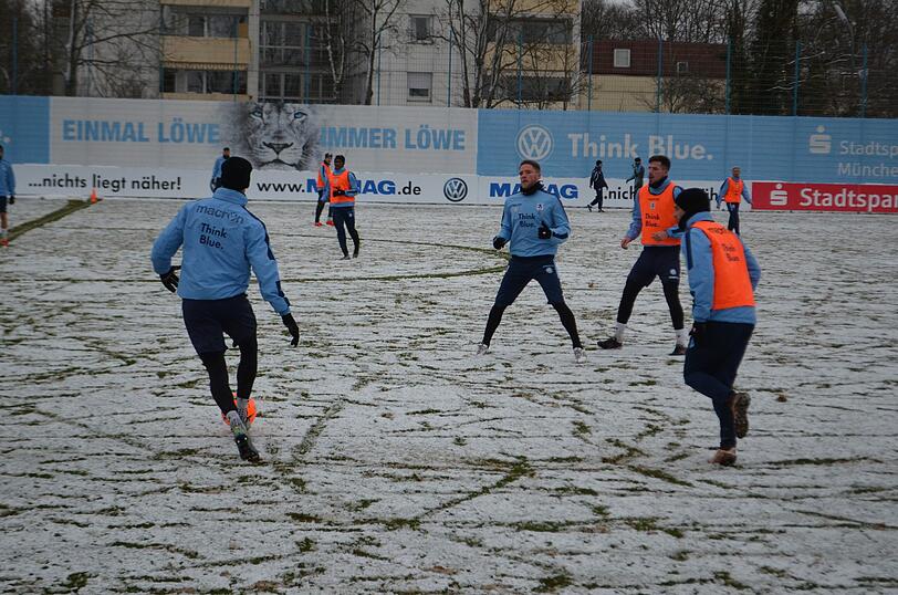 Die Löwen im Schnee: Der TSV 1860 musste am Freitag vor Beginn des Trainingslagers auf weißem - und nicht wie gewohnt auf grünem - Untergrund trainieren.