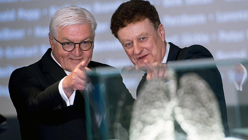 15 Uhr, Deutsches Museum: Frank-Walter Steinmeier und der Museumsdirektor vom Deutschen Museum, Wolfgang Heckl, besichtigen die Exposition über den deutschen Zukunftspreis.