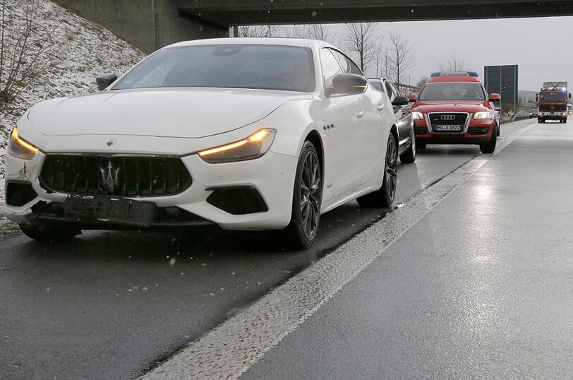 Ein Maserati ist auf der A94 ins Rutschen gekommen und in einen VW geschleudert.
