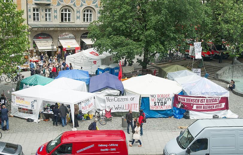 Hungerstreikende sind am 27.06.2013 in München vor dem Lager mit etwa 70 Menschen zu sehen, die ohne zu essen und seit drei Tagen auch ohne zu trinken für die Anerkennung ihrer Asylanträge kämpfen.