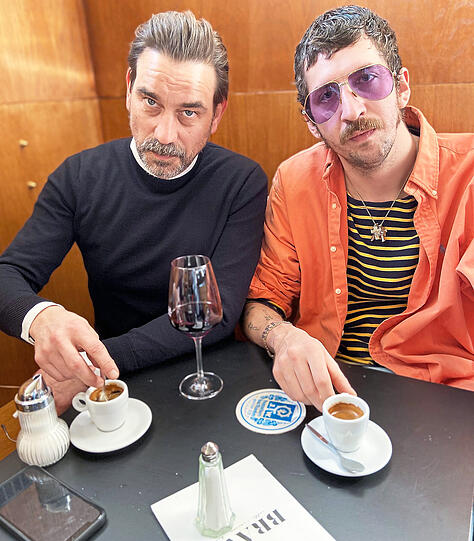 Nein, das sind keine Darsteller aus einem neuen Tarantino-Film, sondern die Macher der sehr neuen und sehr angesagten Bravo Bar: Damir "Stabo" Stabek und Marlon Schuler (r.).