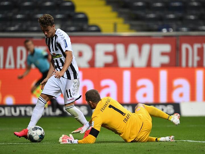 Luca Waldschmidt (l) kehrt gegen Borussia Mönchengladbach in die Startelf des SC Freiburg zurück.