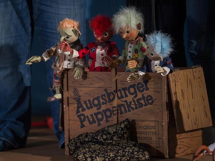 Kobolde sitzen während eines Stückes in der Augsburger Puppenkiste. Foto: Klaus-Dietmar Gabbert/Archivbild