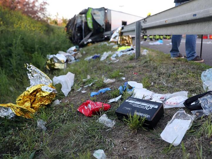 Der Fernbus war von der mittleren Fahrspur nach rechts abgekommen und an der Böschung auf die Seite gekippt.