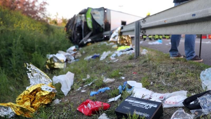 Der Fernbus war von der mittleren Fahrspur nach rechts abgekommen und an der Böschung auf die Seite gekippt. Der Fernbus war von der mittleren Fahrspur nach rechts abgekommen und an der Böschung auf die Seite gekippt.