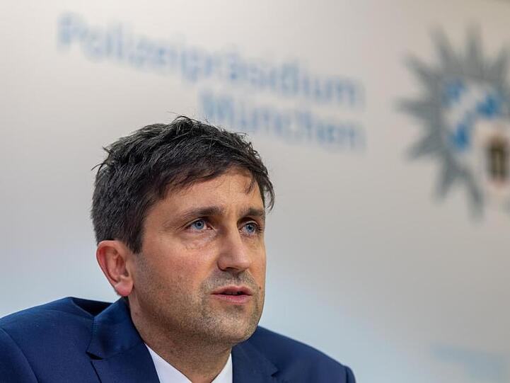 Josef Wimmer, Leiter Kriminalkommissariat 11, bei einerPressekonferenz zur Festnahme einer Tatverdächtigen nach dem Fund vergifteter Getränkeflaschen in Münchner Supermärkten.