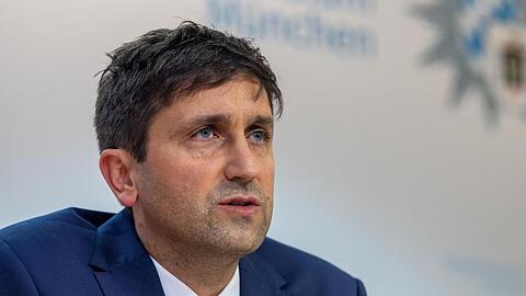Josef Wimmer, Leiter Kriminalkommissariat 11, bei einerPressekonferenz zur Festnahme einer Tatverdächtigen nach dem Fund vergifteter Getränkeflaschen in Münchner Supermärkten.