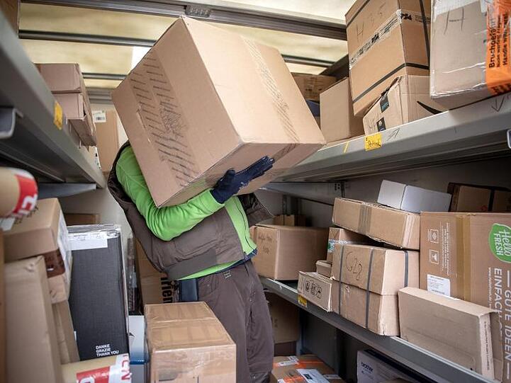 Wegen des Booms im Online-Handel hat sich die Zahl der versendeten Pakete seit dem Jahr 2000 mehr als verdoppelt.