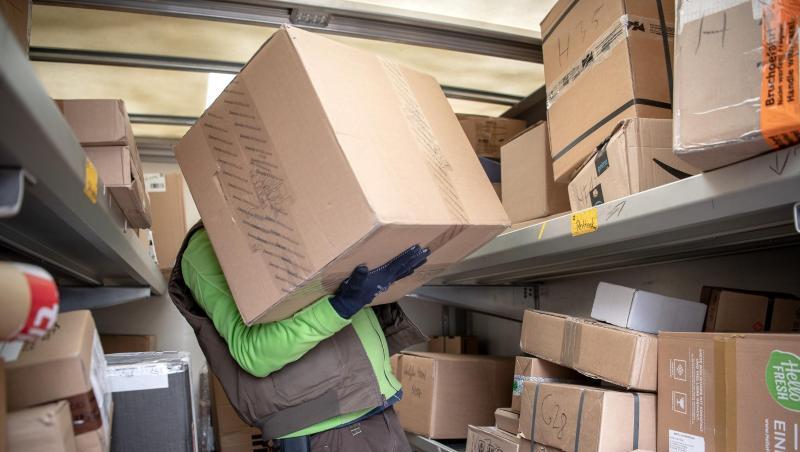 Wegen des Booms im Online-Handel hat sich die Zahl der versendeten Pakete seit dem Jahr 2000 mehr als verdoppelt. Wegen des Booms im Online-Handel hat sich die Zahl der versendeten Pakete seit dem Jahr 2000 mehr als verdoppelt.