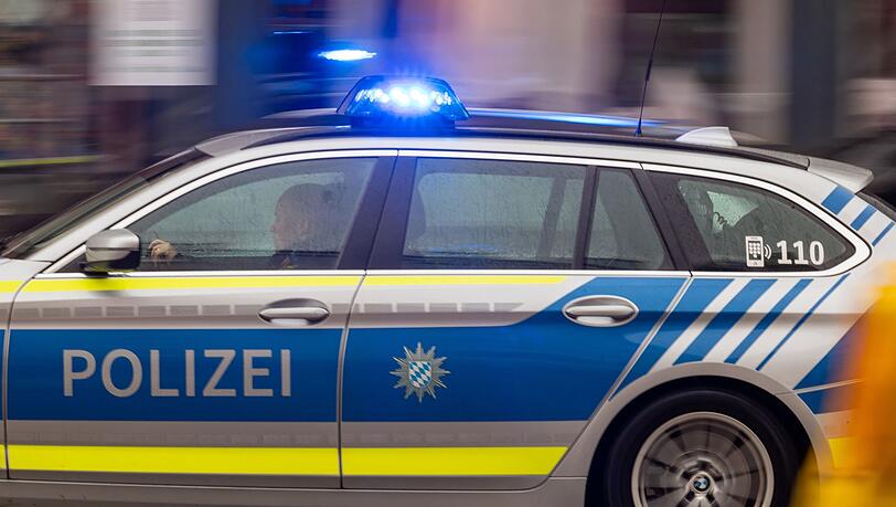 Die Polizei fahndet nach zwei Fahrgästen aus einem Bus der Linie 105. (Symbolbild)