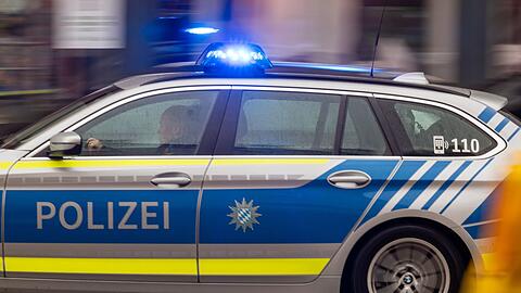 Vor der Staatskanzlei in München wurde ein Polizeiwagen mit einem Stein beworfen und eine Beamtin bespuckt. (Symbolbild)