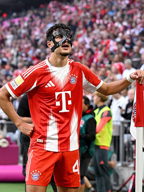 Wie Batman: Aleksandar Pavlovic nach seinem Treffer gegen den Hamburger SV.