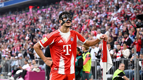 Wie Batman: Aleksandar Pavlovic nach seinem Treffer gegen den Hamburger SV.