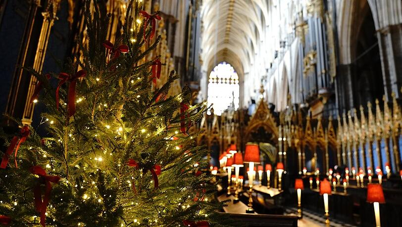 Blick auf die festlich geschmückte Westminster Abbey: Prinzessin Kate feiert hier am Freitagabend ihren alljährlichen Weihnachts-Gottesdienst.