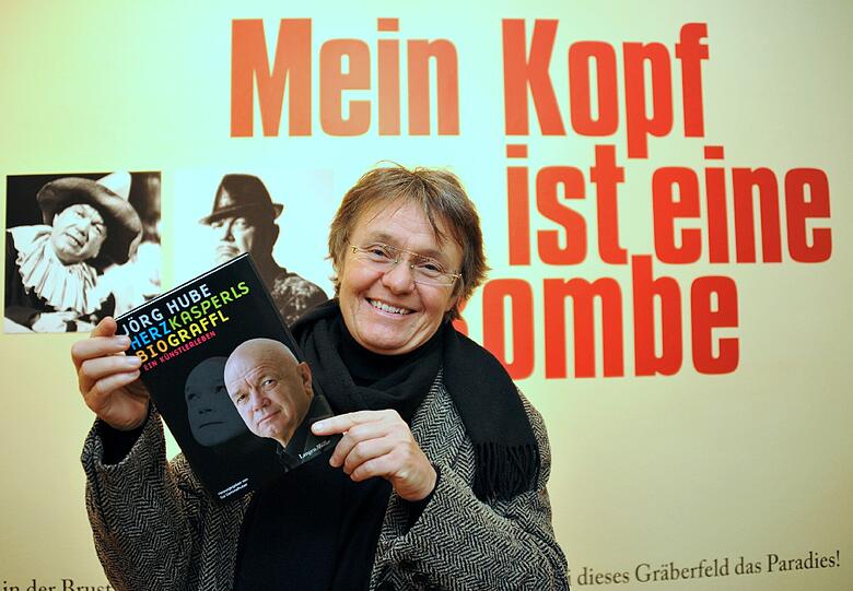 Für das Buch &bdquo;Herzkasplers Biograffl&ldquo; hat Autorbn Eva Demmelhuber Hubes Nachlass gesichtet.
