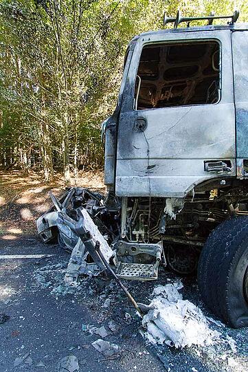 Aus bislang unbekannten Gründen kommt ein Auto auf die Gegenfahrbahn, prallt gegen einen Laster und wird unter ihn geschoben. Beide Fahrzeuge brennen komplett aus; der Autofahrer verbrennt bis zur Unkenntlichkeit.