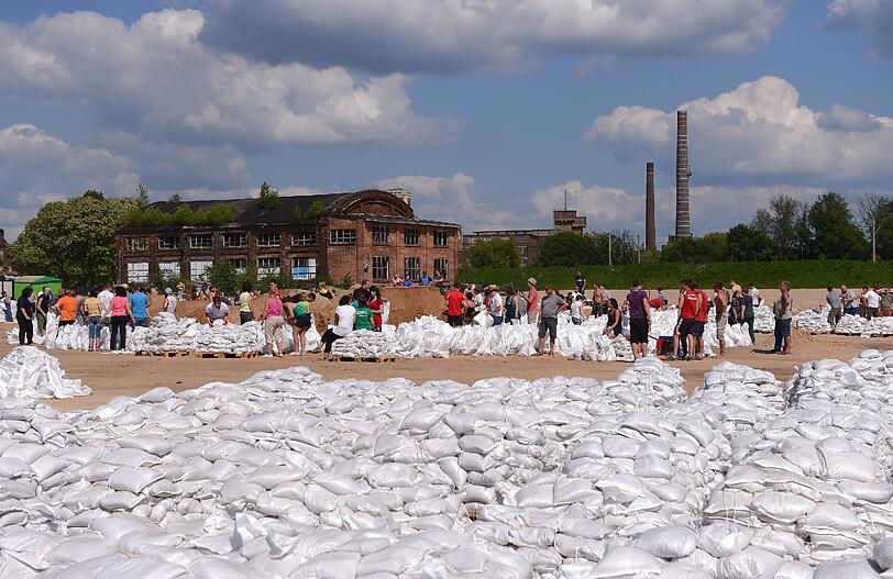 Sandsäcke türmen sich am 10.06.2013 in Wittenberge (Brandenburg) vor dem Elbdeich. Die Bewohner der Stadt kämpfen weiter gegen das Hochwasser.
