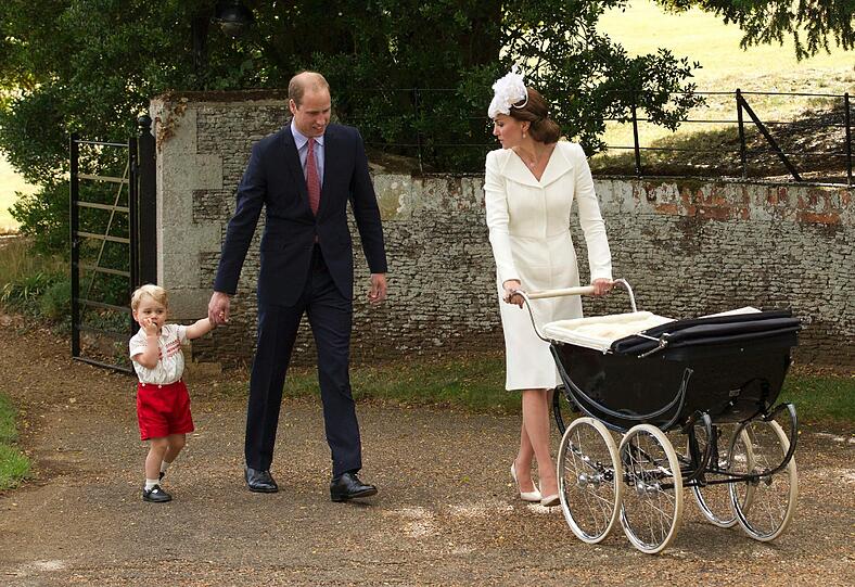 Kate und William haben am Sonntag ihre Tochter Charlotte in Norfolk taufen lassen. Auch der kleine Prinz George war mit dabei. Die Bilder.
