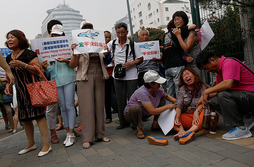 Angehörige chinesischer Passagiere des verschollenen Malaysia-Airlines-Fluges MH370 verlangen in Peking Aufklärung über den Fortgang der Ermittlungen.