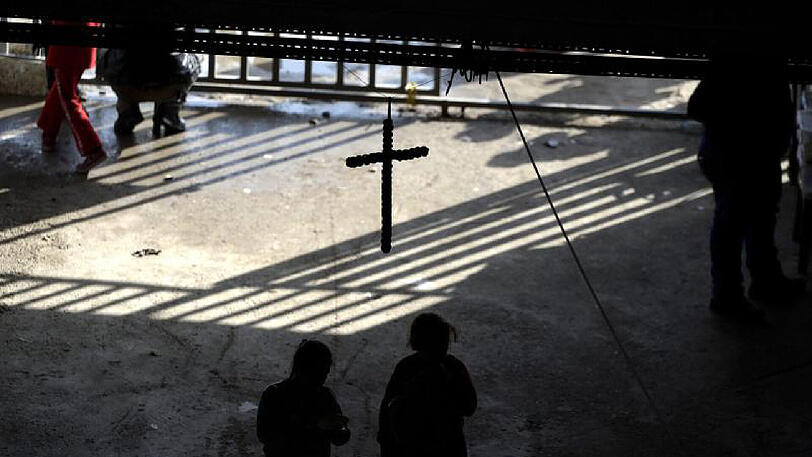 Christliche Flüchtlinge in einem Auffanglager im nordirakischen Erbil. Im Irak ist die große Mehrheit der Christen innerhalb der vergangenen drei Jahrzehnte vertrieben worden oder geflohen, berichtet die Gesellschaft für bedrohte Völker.