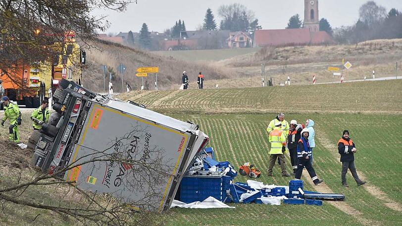 Bei Gammelsdorf ist am Dienstag ein 40-Tonner umgekippt.