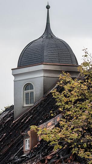 Völlig ausgebrannt ist der Dachstuhl des ehemaligen Jugendzentrums in Straubing.