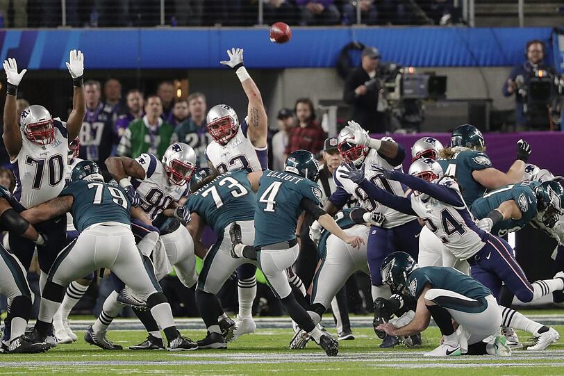 Ab durch die Mitte: Die Eagles mit dem Versuch des Field Goals.