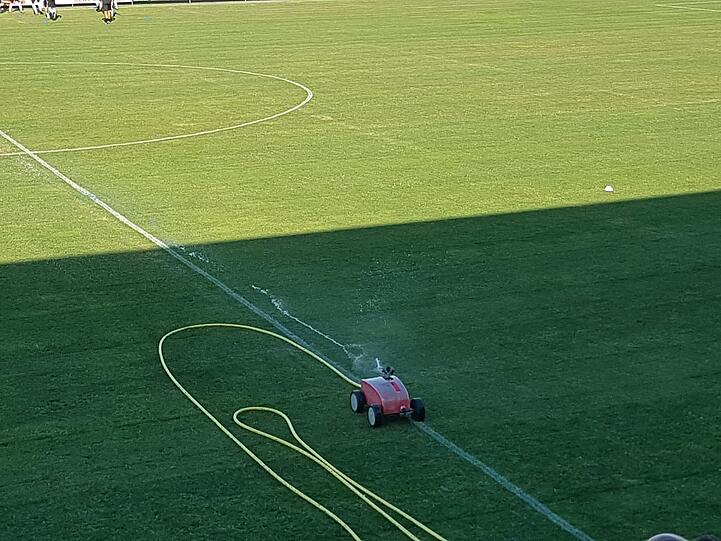 Die Pettenbacher warten mit einem mobilen Rasensprenger auf.