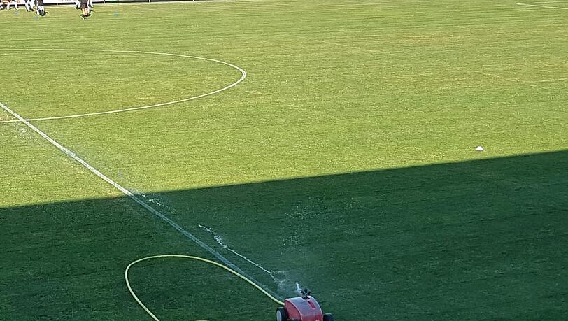 Die Pettenbacher warten mit einem mobilen Rasensprenger auf. Die Pettenbacher warten mit einem mobilen Rasensprenger auf.