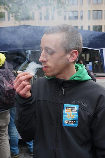 Etwa 200 Menschen demonstrieren am Sendlinger-Tor-Platz für die Legalisierung von Marihuana.