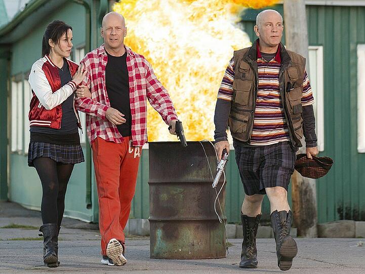 "R.E.D. 2 - Noch älter. Härter. Besser.": Frank Moses (Bruce Willis, m.) muss seinen Ruhestand beenden, als er erfährt, dass ein Kopfgeld auf sein Leben ausgesetzt ist.