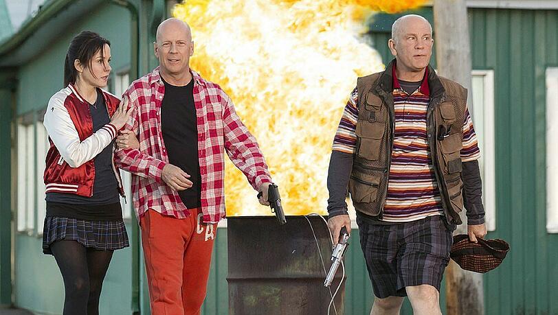 "R.E.D. 2 - Noch älter. Härter. Besser.": Frank Moses (Bruce Willis, m.) muss seinen Ruhestand beenden, als er erfährt, dass ein Kopfgeld auf sein Leben ausgesetzt ist. "R.E.D. 2 - Noch älter. Härter. Besser.": Frank Moses (Bruce Willis, m.) muss seinen Ruhestand beenden, als er erfährt, dass ein Kopfgeld auf sein Leben ausgesetzt ist.
