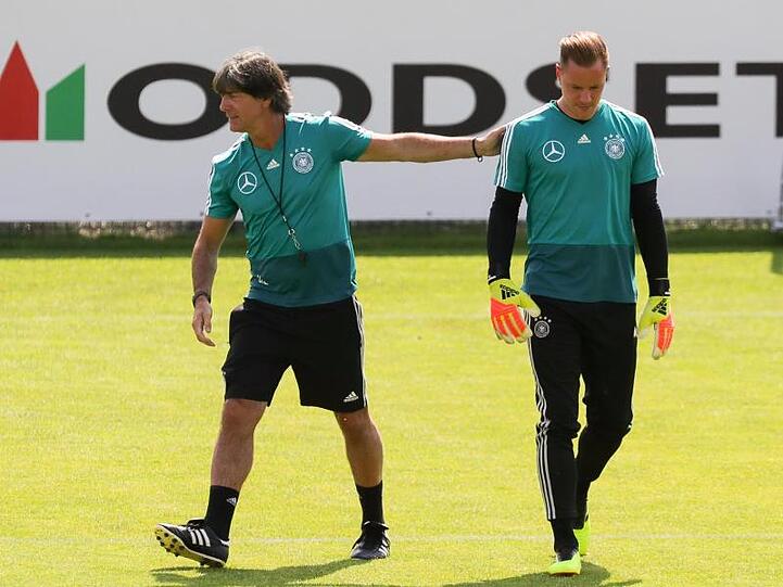 Bundestrainer Joachim Löw legt seine Hand auf die rechte Schulter von Torwart Marc-Andre ter Stegen. Foto: Christian Charisius/Archiv