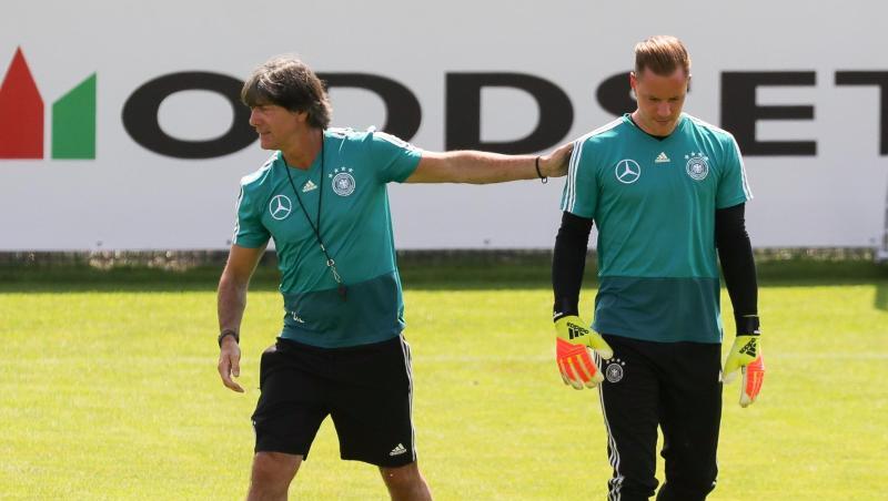 Bundestrainer Joachim Löw legt seine Hand auf die rechte Schulter von Torwart Marc-Andre ter Stegen. Foto: Christian Charisius/Archiv Bundestrainer Joachim Löw legt seine Hand auf die rechte Schulter von Torwart Marc-Andre ter Stegen. Foto: Christian Charisius/Archiv