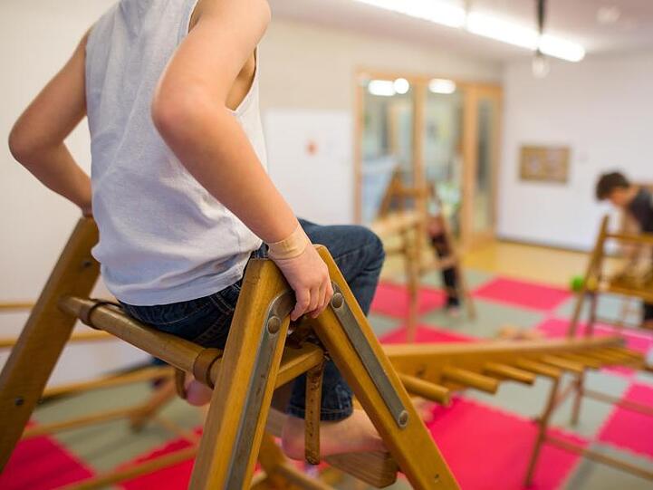 Viele Kinder sind in Sportvereinen engagiert, doch das gleicht den Bewegungsmangel im Alltag nicht aus.