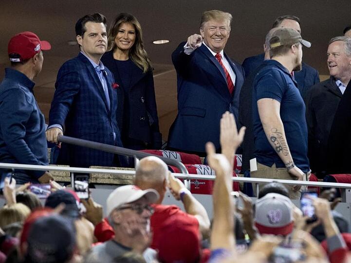 Ehrengäste: Donald Trump (M) und Frau Melania (3.v.l) beim Baseball in Washington.